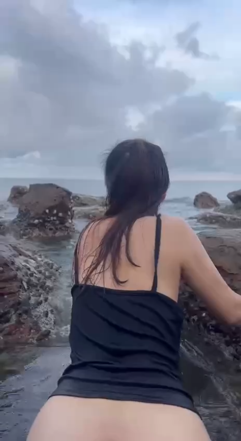 Doggy em áo đen bên bờ biển - sex vn